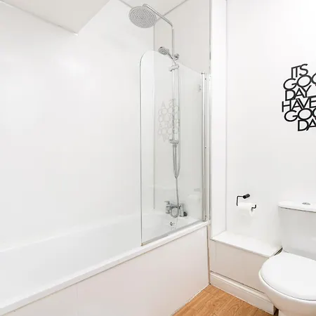 Large 1 Bed Flat-long Stays-by Matchstickstays Бристоль