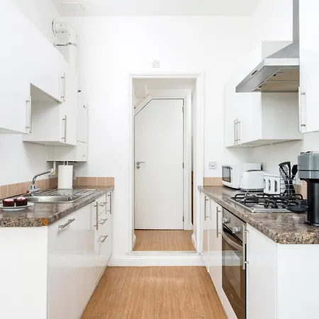 Large 1 Bed Flat-long Stays-by Matchstickstays Бристоль